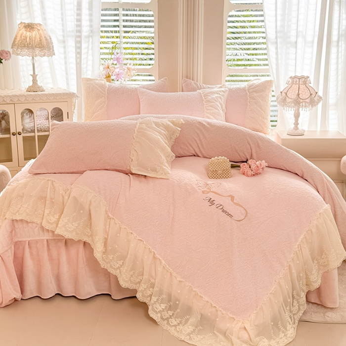 91家纺网 家纺一手货源 找家纺 漫布云2025秋冬直播爆款11斤230g全消光牛奶绒夹棉床盖款四件套纯色蕾丝花边刺绣床盖三件套夹棉单床盖-安娜花园系列   安娜花园-樱花粉