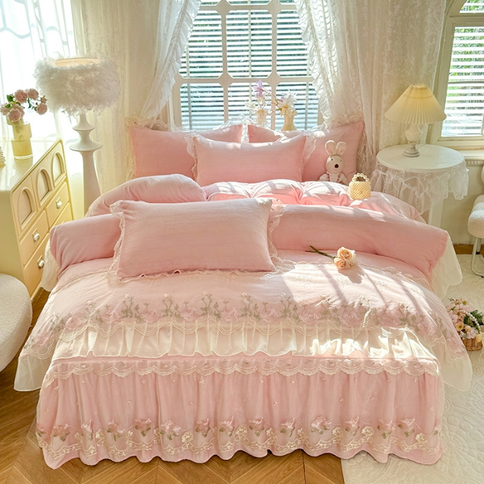 91家纺网 家纺一手货源 找家纺 （总）苏米娜2025秋冬新款230g双层绣花花边全消光牛奶绒床裙款四件套纯色蕾丝花边刺绣床裙款三件套