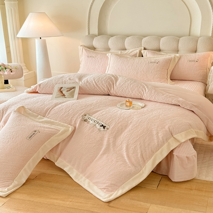91家纺网 家纺一手货源 找家纺 苏米娜2025年新款全消光加厚牛奶绒轻奢简约床盖款四件套-雅致系列 雅致-粉黛 