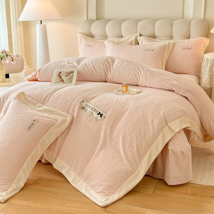 91家纺网 家纺一手货源 找家纺 苏米娜2025年新款全消光加厚牛奶绒轻奢简约床盖款四件套-雅致系列 雅致-粉黛 