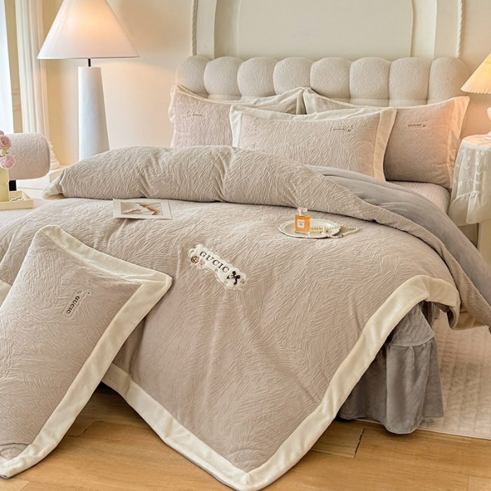 91家纺网 家纺一手货源 找家纺 苏米娜2025年新款全消光加厚牛奶绒轻奢简约床盖款四件套-雅致系列 雅致-香槟
