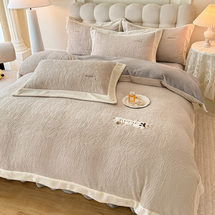 91家纺网 家纺一手货源 找家纺 苏米娜2025年新款全消光加厚牛奶绒轻奢简约床盖款四件套-雅致系列 雅致-香槟