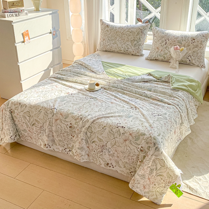 91家纺网 家纺一手货源 找家纺 延遥2025年新款凉感丝夏被大豆纤维填充针织棉空调被学生宿舍夏凉被 沁园花语