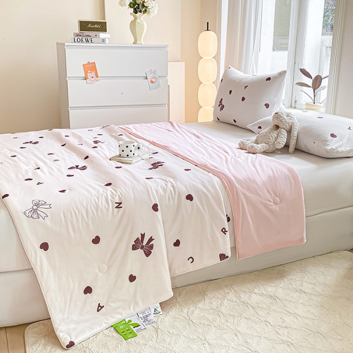 91家纺网 家纺一手货源 找家纺 延遥2025年新款凉感丝夏被大豆纤维填充针织棉空调被学生宿舍夏凉被 爱心蝴蝶结