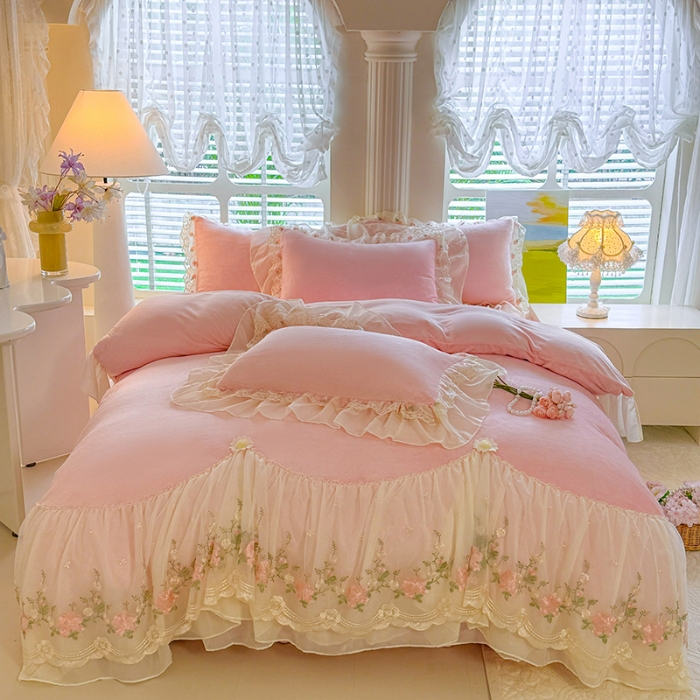 91家纺网 家纺一手货源 找家纺 （总）（总）苏米娜2026新款230g法式公主风全消光牛奶绒床裙款四件套纯色蕾丝花边刺绣床盖款四件套