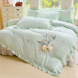 91家纺网 家纺一手货源 找家纺 （总）2025新款A类糯小棉立体花朵床盖四件套 亲肤加棉双层花边三件套刺绣夹棉单床盖铃兰系列,铃兰-绿,铃兰-白,铃兰-粉,铃兰-蓝,铃兰-紫