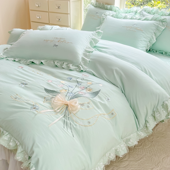 91家纺网 家纺一手货源 找家纺 （总）2025新款A类糯小棉立体花朵床盖四件套 亲肤加棉双层花边三件套刺绣夹棉单床盖铃兰系列