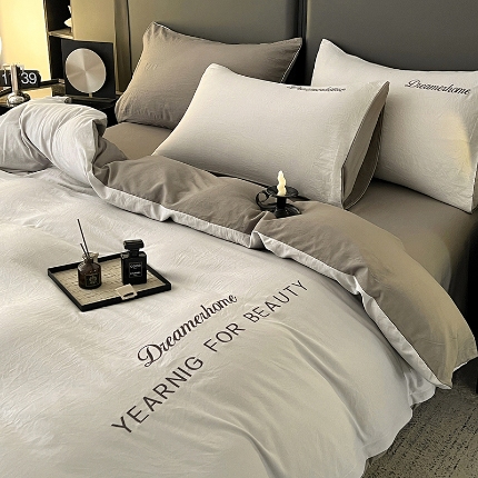 91家纺网 家纺一手货源 找家纺 （总）鑫利来家纺 2026新款古法仿棉水洗棉刺绣四件套纯色双拼水洗云朵棉磨毛简约字母刺绣四件套