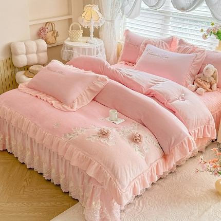 91家纺网 家纺一手货源 找家纺 （总）苏米娜2026秋冬直播爆款11斤230g全消光牛奶绒夹棉床盖款四件套纯色蕾丝花边刺绣床盖三件套夹棉单床盖