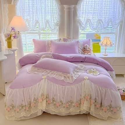 91家纺网 家纺一手货源 找家纺 （总）苏米娜2026冬季新款230g法式公主风全消光牛奶绒床裙款四件套纯色蕾丝花边刺绣床盖款四件套