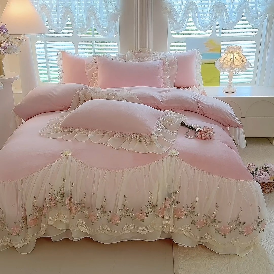 91家纺网 家纺一手货源 找家纺 （总）苏米娜2026冬季新款230g法式公主风全消光牛奶绒床裙款四件套纯色蕾丝花边刺绣床盖款四件套
