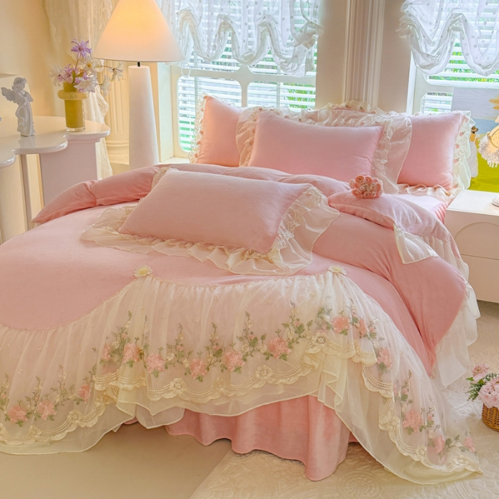 91家纺网 家纺一手货源 找家纺 苏米娜2026冬季新款230g法式公主风全消光牛奶绒床裙款四件套纯色蕾丝花边刺绣床盖款四件套 欧若拉-樱花粉  