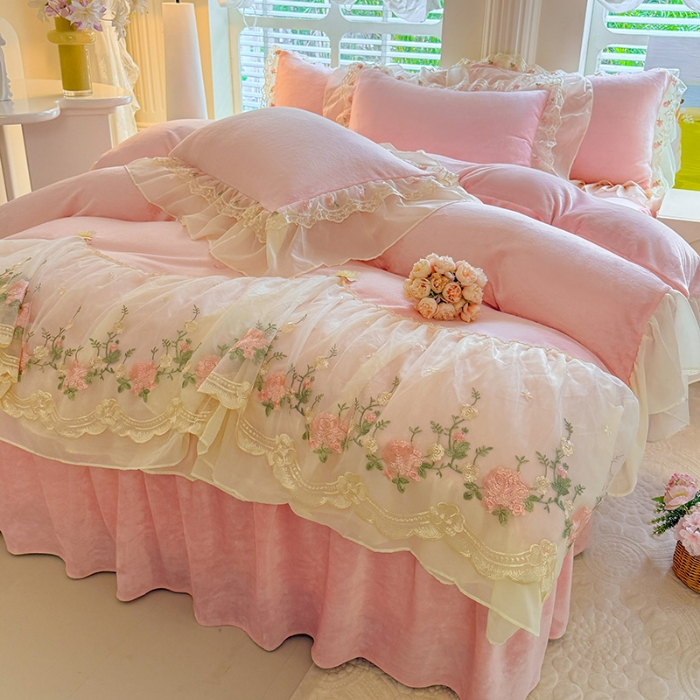 91家纺网 家纺一手货源 找家纺 苏米娜2026冬季新款230g法式公主风全消光牛奶绒床裙款四件套纯色蕾丝花边刺绣床盖款四件套 欧若拉-樱花粉  