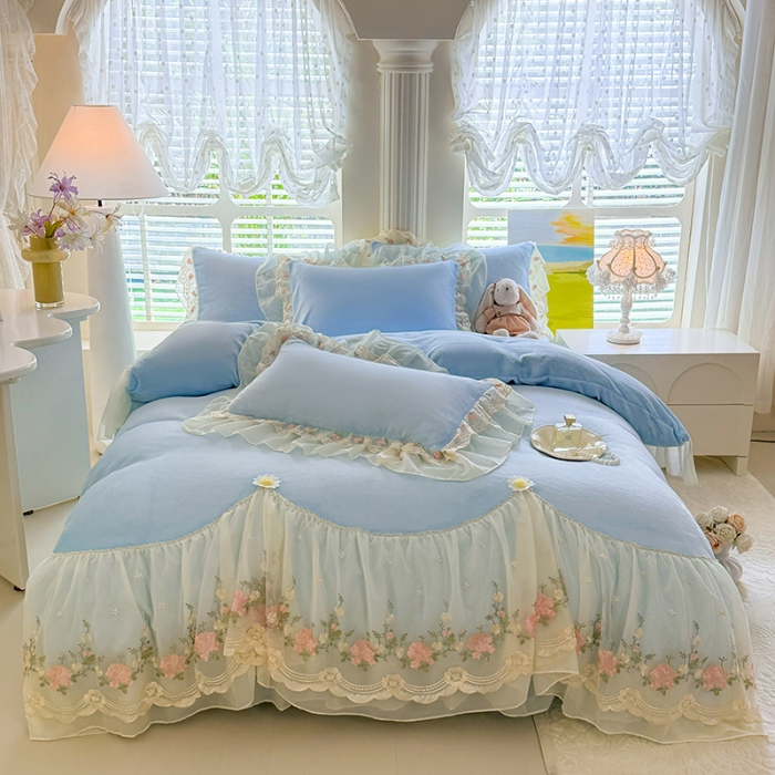 91家纺网 家纺一手货源 找家纺 苏米娜2026冬季新款230g法式公主风全消光牛奶绒床裙款四件套纯色蕾丝花边刺绣床盖款四件套  欧若拉-梦幻蓝 