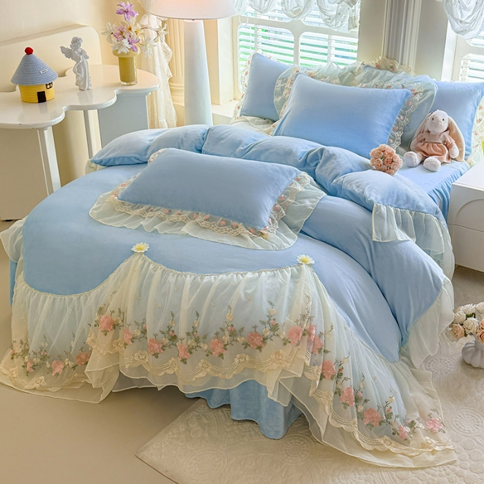 91家纺网 家纺一手货源 找家纺 苏米娜2026冬季新款230g法式公主风全消光牛奶绒床裙款四件套纯色蕾丝花边刺绣床盖款四件套  欧若拉-梦幻蓝 