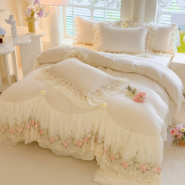 91家纺网 家纺一手货源 找家纺 苏米娜2026冬季新款230g法式公主风全消光牛奶绒床裙款四件套纯色蕾丝花边刺绣床盖款四件套 欧若拉-奶昔白