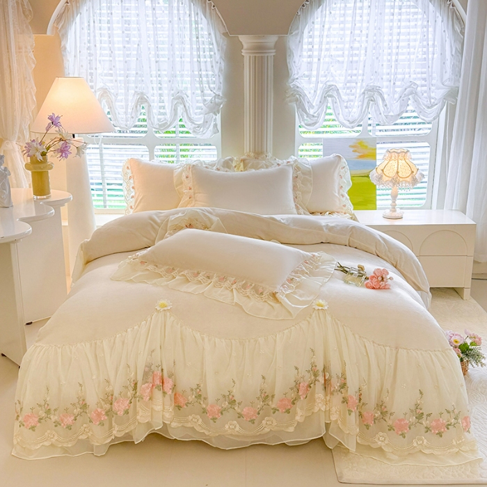 91家纺网 家纺一手货源 找家纺 苏米娜2026冬季新款230g法式公主风全消光牛奶绒床裙款四件套纯色蕾丝花边刺绣床盖款四件套 欧若拉-奶昔白