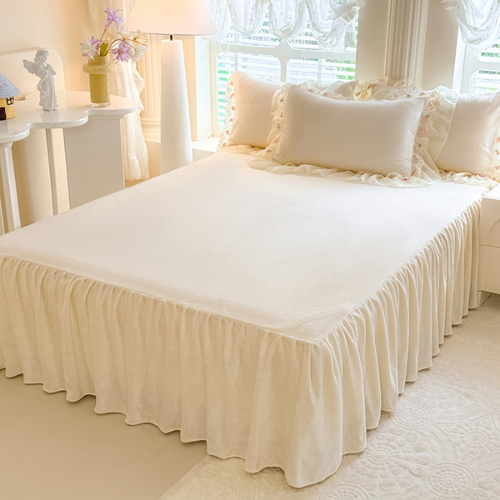 91家纺网 家纺一手货源 找家纺 苏米娜2026冬季新款230g法式公主风全消光牛奶绒床裙款四件套纯色蕾丝花边刺绣床盖款四件套 欧若拉-奶昔白