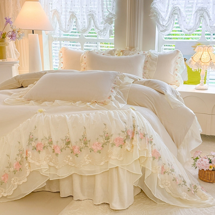 91家纺网 家纺一手货源 找家纺 苏米娜2026冬季新款230g法式公主风全消光牛奶绒床裙款四件套纯色蕾丝花边刺绣床盖款四件套 欧若拉-奶昔白