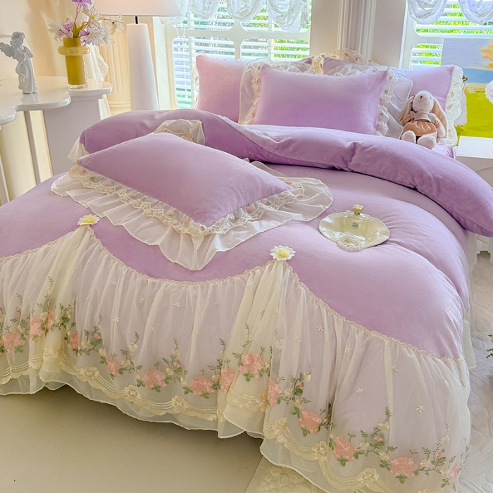 91家纺网 家纺一手货源 找家纺 苏米娜2026冬季新款230g法式公主风全消光牛奶绒床裙款四件套纯色蕾丝花边刺绣床盖款四件套 欧若拉- 香芋紫 