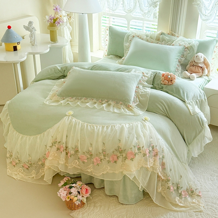 91家纺网 家纺一手货源 找家纺 苏米娜2026冬季新款230g法式公主风全消光牛奶绒床裙款四件套纯色蕾丝花边刺绣床盖款四件套 欧若拉-新芽绿