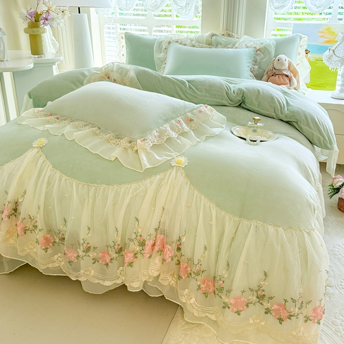 91家纺网 家纺一手货源 找家纺 苏米娜2026冬季新款230g法式公主风全消光牛奶绒床裙款四件套纯色蕾丝花边刺绣床盖款四件套 欧若拉-新芽绿