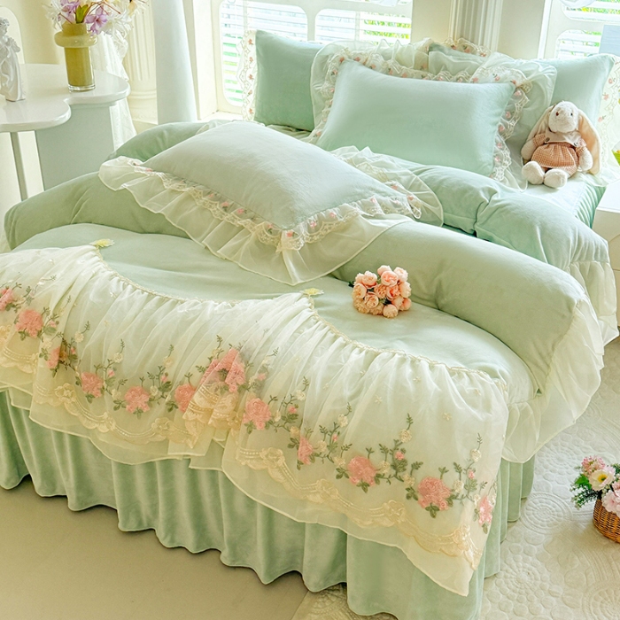 91家纺网 家纺一手货源 找家纺 苏米娜2026冬季新款230g法式公主风全消光牛奶绒床裙款四件套纯色蕾丝花边刺绣床盖款四件套 欧若拉-新芽绿