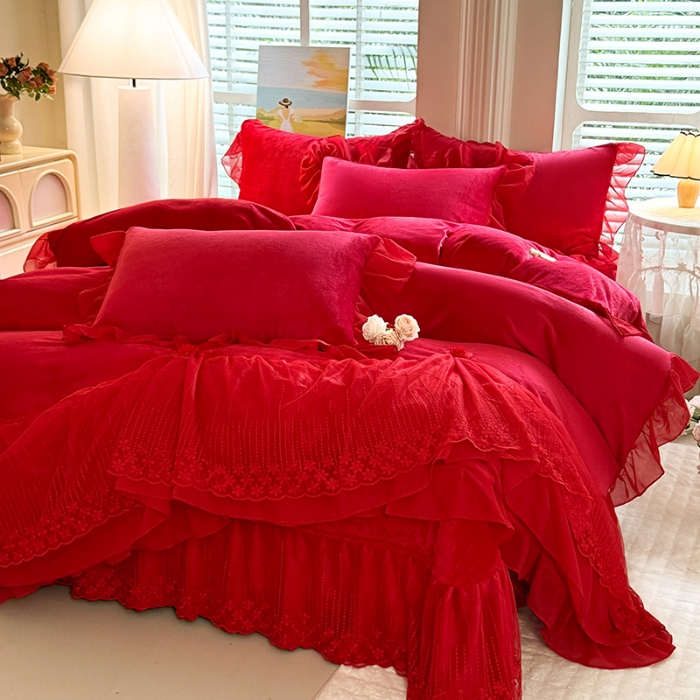91家纺网 家纺一手货源 找家纺 苏米娜2026冬季新款230g法式公主风全消光牛奶绒床裙款四件套纯色蕾丝花边刺绣床盖款四件套 欧若拉- 中国红