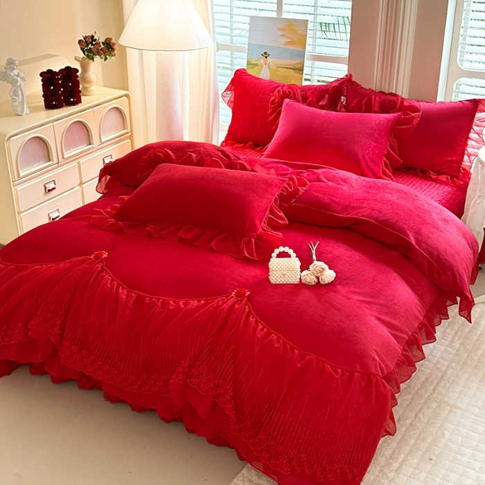 91家纺网 家纺一手货源 找家纺 苏米娜2026冬季新款230g法式公主风全消光牛奶绒床裙款四件套纯色蕾丝花边刺绣床盖款四件套 欧若拉- 中国红