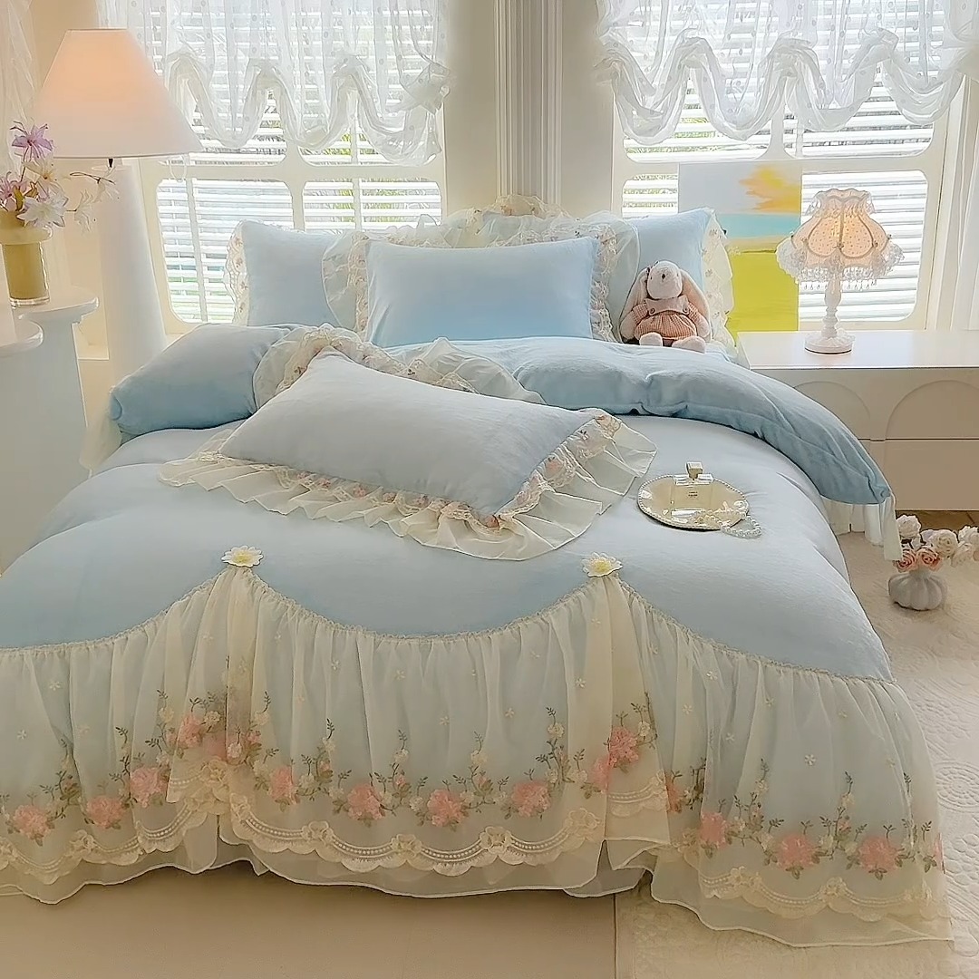91家纺网 家纺一手货源 找家纺 苏米娜2026冬季新款230g法式公主风全消光牛奶绒床裙款四件套纯色蕾丝花边刺绣床盖款四件套  欧若拉-梦幻蓝 