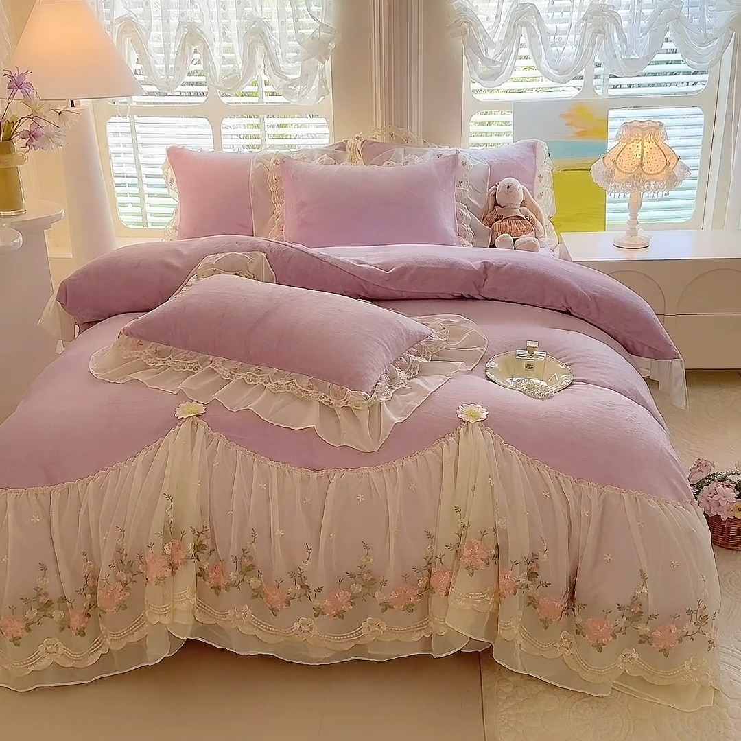 91家纺网 家纺一手货源 找家纺 苏米娜2026冬季新款230g法式公主风全消光牛奶绒床裙款四件套纯色蕾丝花边刺绣床盖款四件套 欧若拉- 香芋紫 