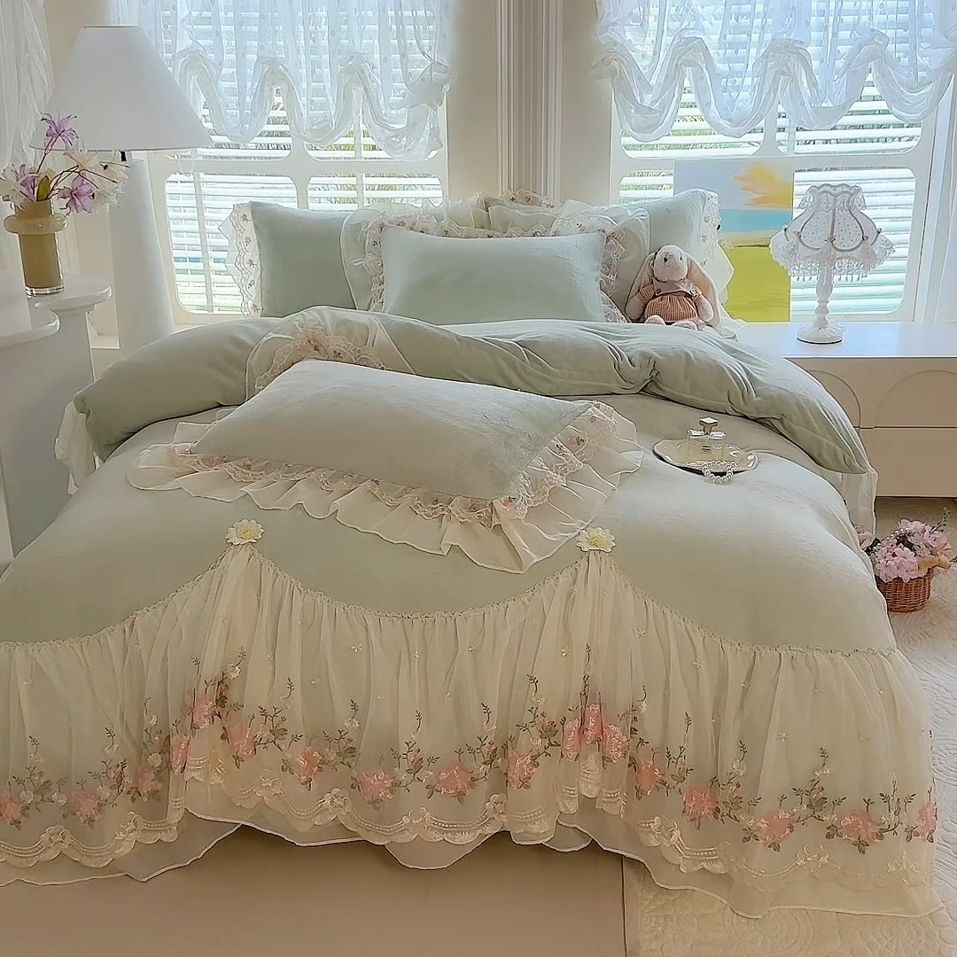 91家纺网 家纺一手货源 找家纺 苏米娜2026冬季新款230g法式公主风全消光牛奶绒床裙款四件套纯色蕾丝花边刺绣床盖款四件套 欧若拉-新芽绿