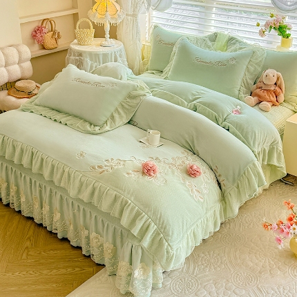 91家纺网 家纺一手货源 找家纺 （总）苏米娜2026新款直播爆款11斤230g全消光牛奶绒夹棉床盖款四件套纯色蕾丝花边刺绣床盖三件套夹棉单床盖