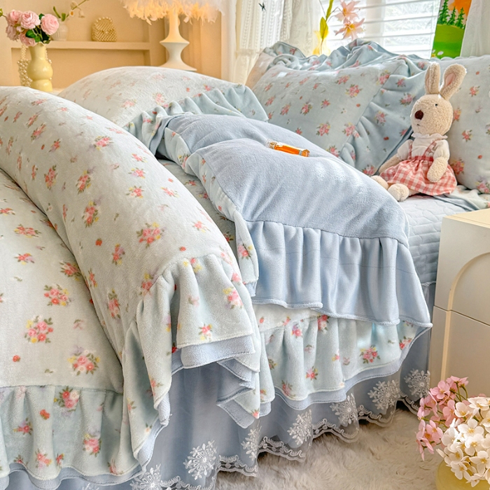 91家纺网 家纺一手货源 找家纺 （总）苏米娜2026新款高克重11斤重直播热款双层蕾丝花边全消光牛奶绒印花床盖四件套单床盖床盖三件套