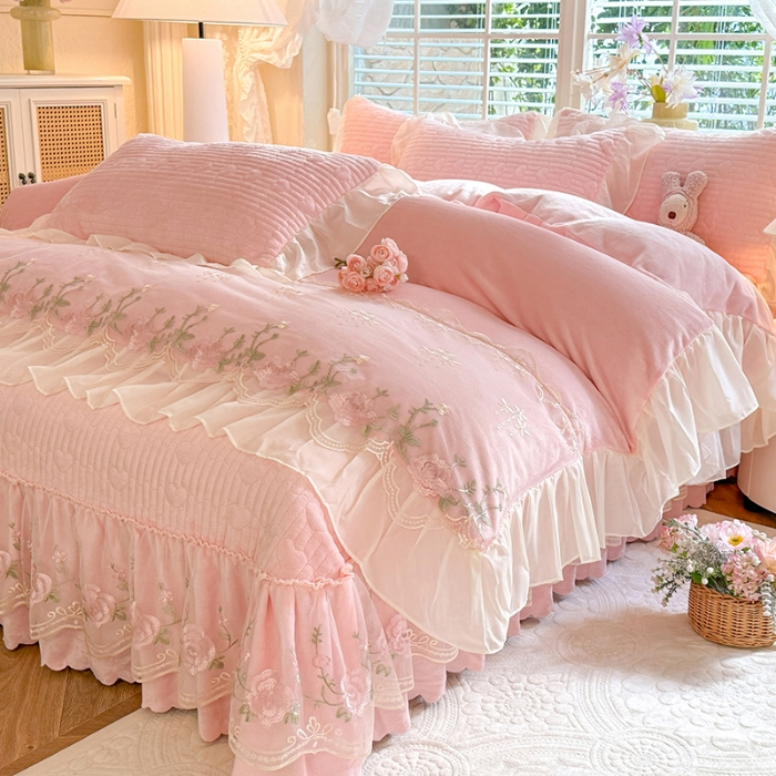 91家纺网 家纺一手货源 找家纺 漫布云2026新款11斤230g全消光牛奶绒夹棉床盖款四件套纯色蕾丝花边刺绣床裙款床盖 花韵-樱花粉 