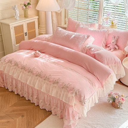 漫布云2026新款11斤230g全消光牛奶绒夹棉床盖款四件套纯色蕾丝花边刺绣床裙款床盖 花韵-樱花粉 