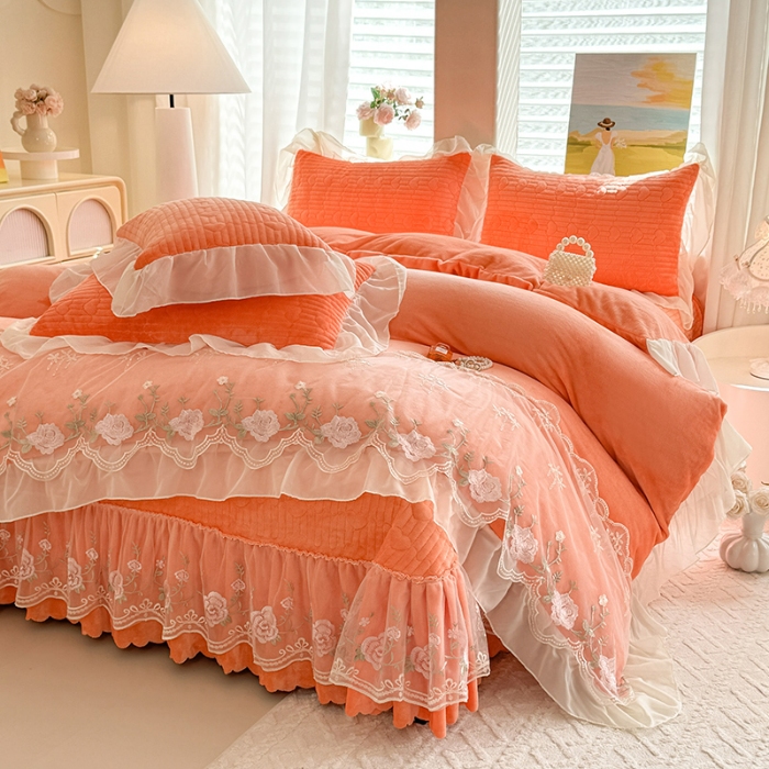 91家纺网 家纺一手货源 找家纺 漫布云2026新款11斤230g全消光牛奶绒夹棉床盖款四件套纯色蕾丝花边刺绣床裙款床盖 花韵-艾玛橙 