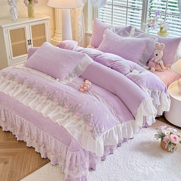91家纺网 家纺一手货源 找家纺 漫布云2026新款11斤230g全消光牛奶绒夹棉床盖款四件套纯色蕾丝花边刺绣床裙款床盖 花韵-梦幻紫