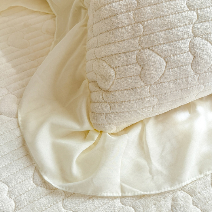 91家纺网 家纺一手货源 找家纺 漫布云2026新款11斤230g全消光牛奶绒夹棉床盖款四件套纯色蕾丝花边刺绣床裙款床盖   花韵-奶昔白 