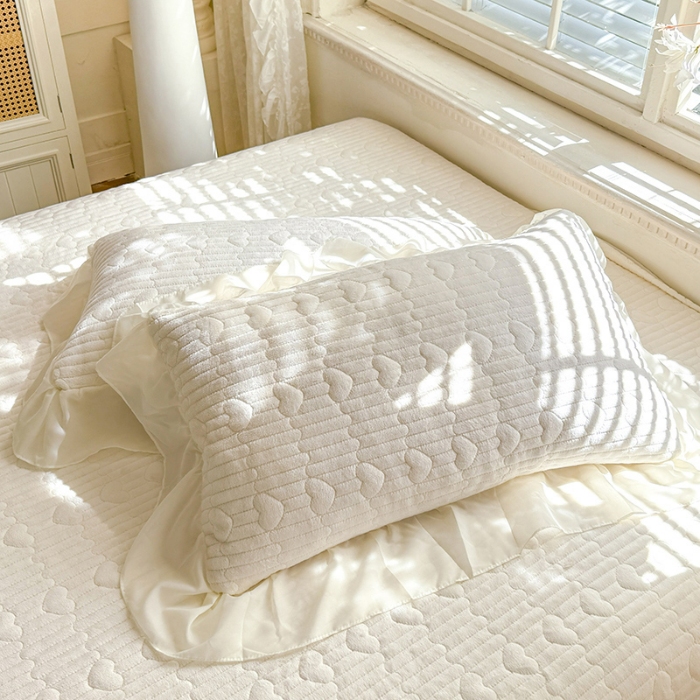 91家纺网 家纺一手货源 找家纺 漫布云2026新款11斤230g全消光牛奶绒夹棉床盖款四件套纯色蕾丝花边刺绣床裙款床盖   花韵-奶昔白 