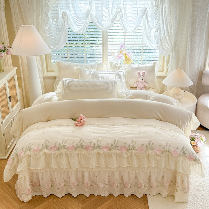 91家纺网 家纺一手货源 找家纺 漫布云2026新款11斤230g全消光牛奶绒夹棉床盖款四件套纯色蕾丝花边刺绣床裙款床盖   花韵-奶昔白 