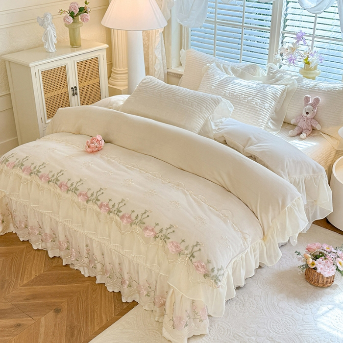 91家纺网 家纺一手货源 找家纺 漫布云2026新款11斤230g全消光牛奶绒夹棉床盖款四件套纯色蕾丝花边刺绣床裙款床盖   花韵-奶昔白 