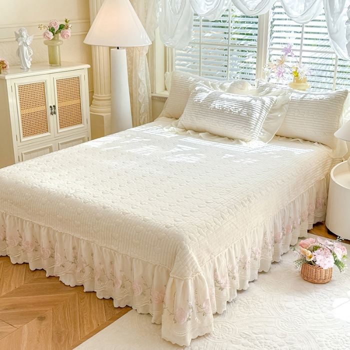 91家纺网 家纺一手货源 找家纺 漫布云2026新款11斤230g全消光牛奶绒夹棉床盖款四件套纯色蕾丝花边刺绣床裙款床盖   花韵-奶昔白 