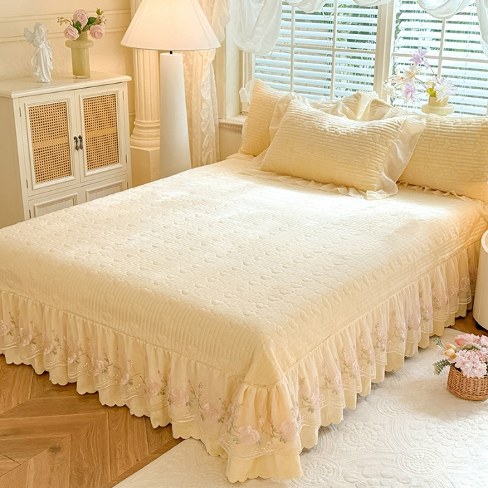 91家纺网 家纺一手货源 找家纺 漫布云2026新款11斤230g全消光牛奶绒夹棉床盖款四件套纯色蕾丝花边刺绣床裙款床盖 花韵-嫩黄 