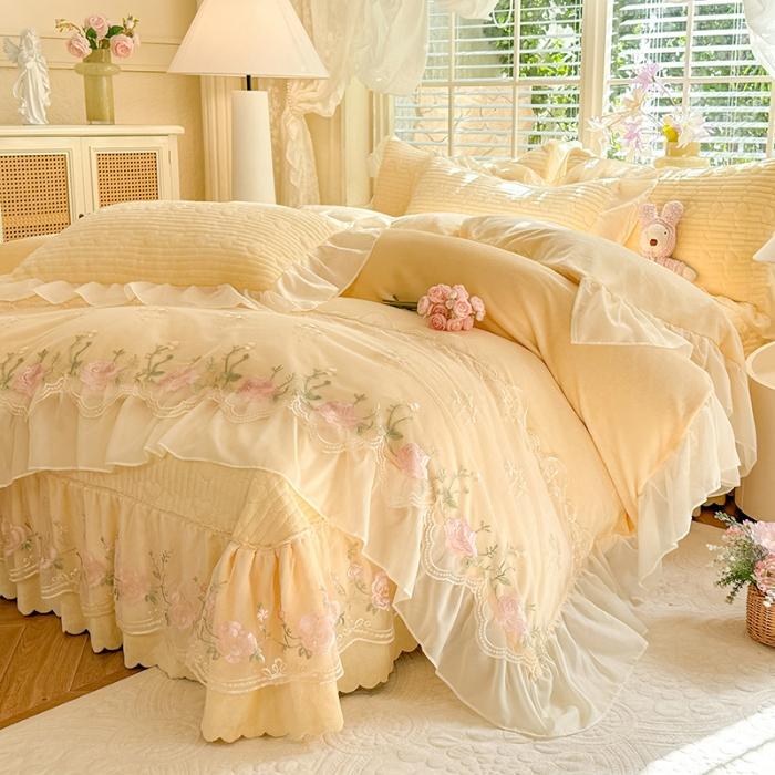 91家纺网 家纺一手货源 找家纺 漫布云2026新款11斤230g全消光牛奶绒夹棉床盖款四件套纯色蕾丝花边刺绣床裙款床盖 花韵-嫩黄 