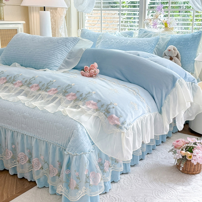 91家纺网 家纺一手货源 找家纺 漫布云2026新款11斤230g全消光牛奶绒夹棉床盖款四件套纯色蕾丝花边刺绣床裙款床盖 花韵-婴儿蓝 