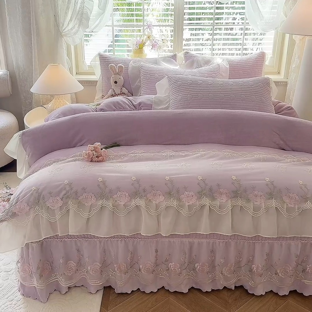 91家纺网 家纺一手货源 找家纺 漫布云2026新款11斤230g全消光牛奶绒夹棉床盖款四件套纯色蕾丝花边刺绣床裙款床盖 花韵-梦幻紫