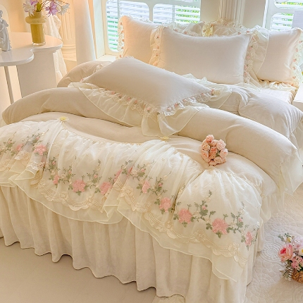 91家纺网 家纺一手货源 找家纺 （总）苏米娜2026新款230g法式公主风全消光牛奶绒床裙款四件套纯色蕾丝花边刺绣床盖款四件套