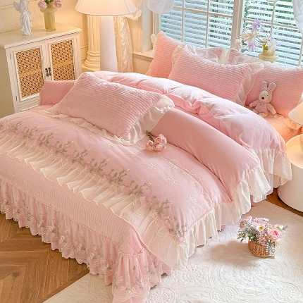 （总）苏米娜2026冬新款11斤230g全消光牛奶绒夹棉床盖款四件套纯色蕾丝花边刺绣床裙款床盖