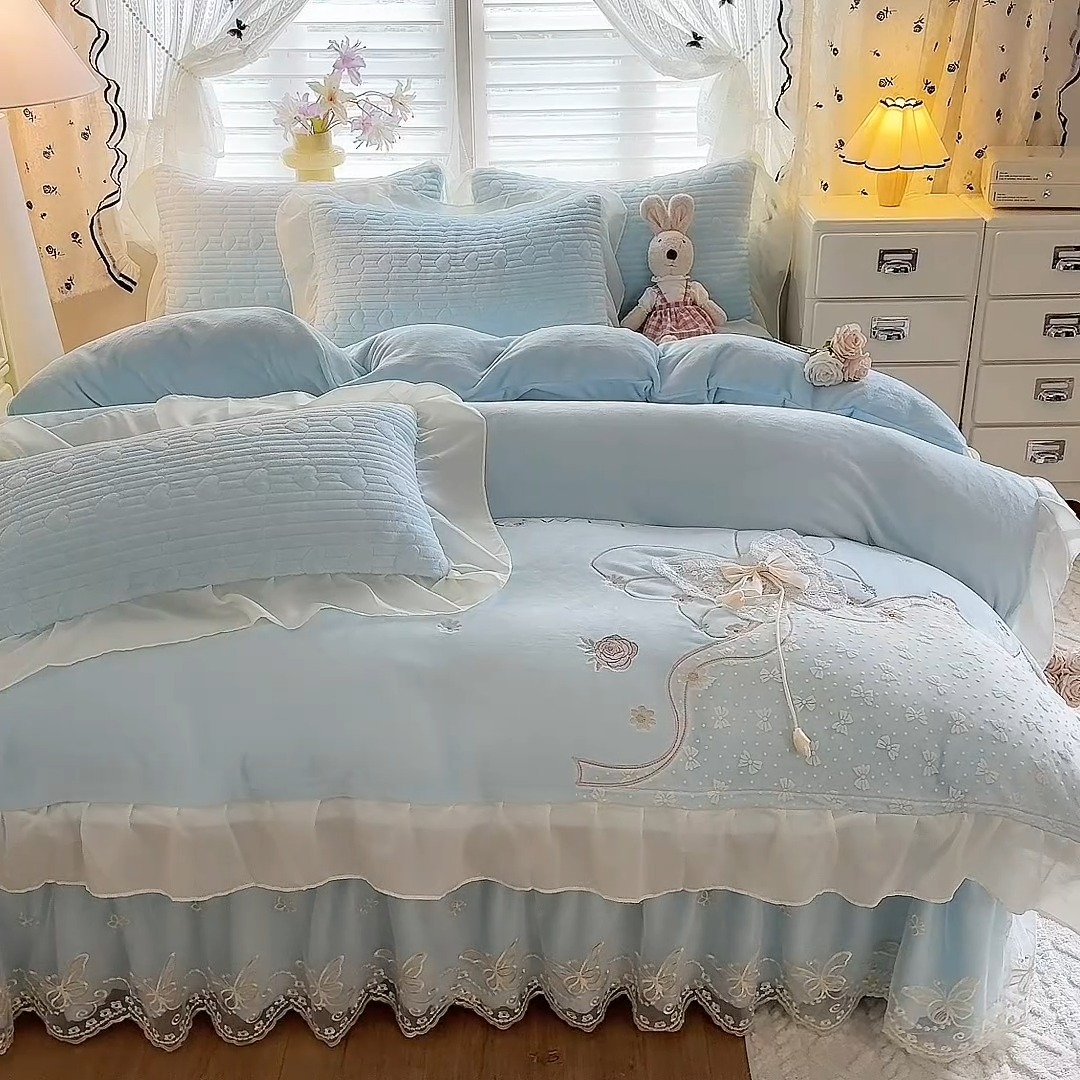 91家纺网 家纺一手货源 找家纺 （总）苏米娜2026冬新款11斤230g全消光牛奶绒夹棉床盖款四件套纯色蕾丝花边刺绣床裙款床盖
